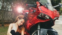 Dalam instagram pribadinya, Vaune Phan kerap menunggangi moge Ducati Panigale 899 dan Suzuki DR200.Foto: Instagram @vaunephan