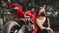 Peristiwa itu terjadi pada 2019. Bermula kala Vaune Phan memasang dash cam pada Ducati 899 Panigale miliknya di bengkel Revology Bikes. Foto: Instagram @vaunephan