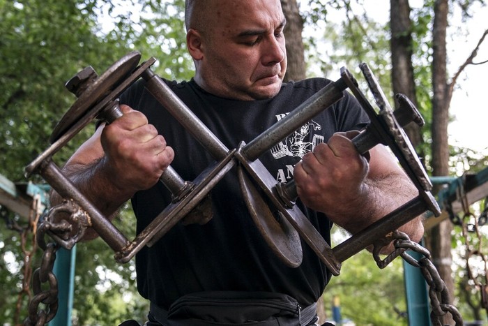 Virus Outbreak Ukraine Outdoor Gym Photo Gallery In this photo taken on Sunday, June 7, 2020, a man trains in the outdoors gym on the Dolobetskiy island on the Dnipro River in Kyiv, Ukraine. Relishing an opportunity to do exercise after a long lockdown, hundreds of Kyiv residents flock to an improvised outdoor workout on an island facing the Ukrainian capital. The Kachalka gym on the Dolobetskiy island on the Dnipro river has enjoyed broad popularity ever since it opened in 1966. (AP Photo/Evgeniy Maloletka)