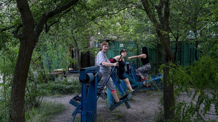 Virus Outbreak Ukraine Outdoor Gym Photo Gallery In this photo taken on Sunday, June 7, 2020, a man trains in the outdoors gym on the Dolobetskiy island on the Dnipro River in Kyiv, Ukraine. Relishing an opportunity to do exercise after a long lockdown, hundreds of Kyiv residents flock to an improvised outdoor workout on an island facing the Ukrainian capital. The Kachalka gym on the Dolobetskiy island on the Dnipro river has enjoyed broad popularity ever since it opened in 1966. (AP Photo/Evgeniy Maloletka)