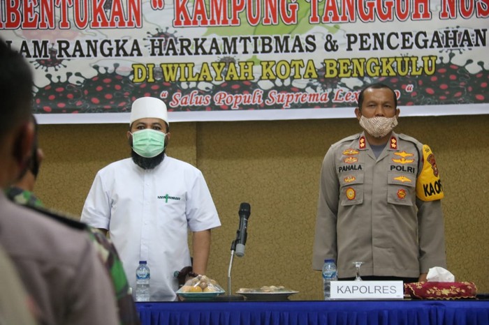 Wali Kota Bengkulu Helmi Hasan (kiri) / Hery-detikcom
