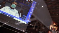 Posisi terdakwa berada di LP Medan dan mengikuti sidang dengan fasilitas teleconference.