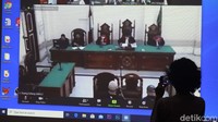 Hingga pukul 12.15 WIB, hakim masih membacakan putusan dalam kasus penerimaan suap dari Kepala Dinas PUPR Kota Medan Isya Ansyari.