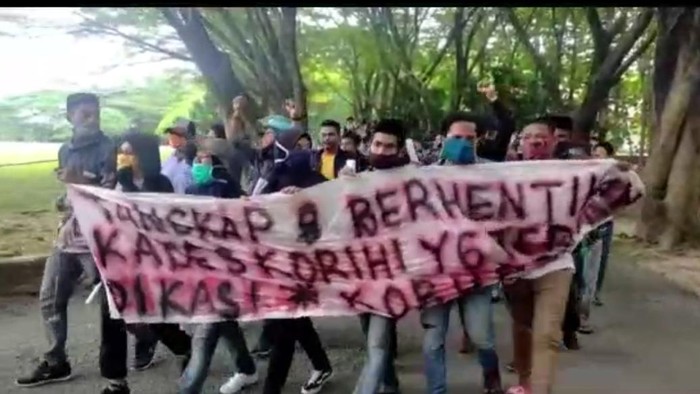 Warga Desa Korihi Unjuk Rasa