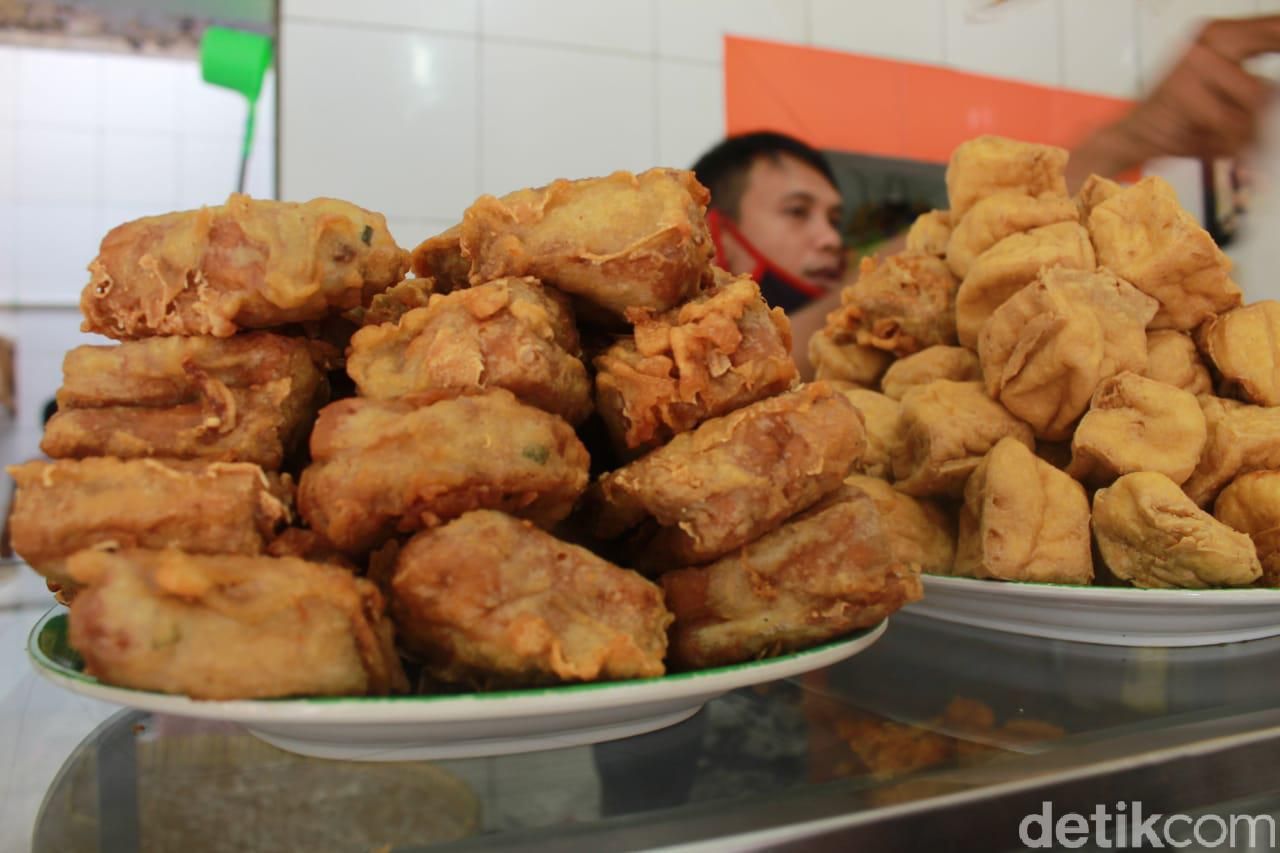 Tak Ada Bangku Panjang, Begini Cara Baru Makan di Warteg