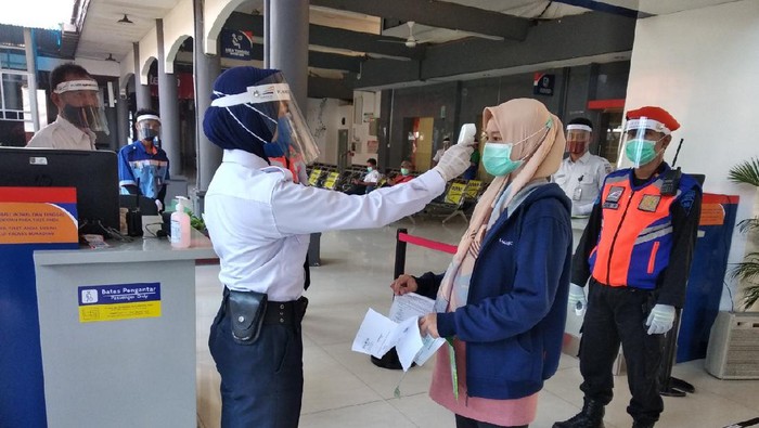 Berdasarkan pantauan, terdapat 950 penumpang yang berangkat menggunakan KA Jarak Jauh  pada hari pertama pengoperasian kembali KA Reguler.