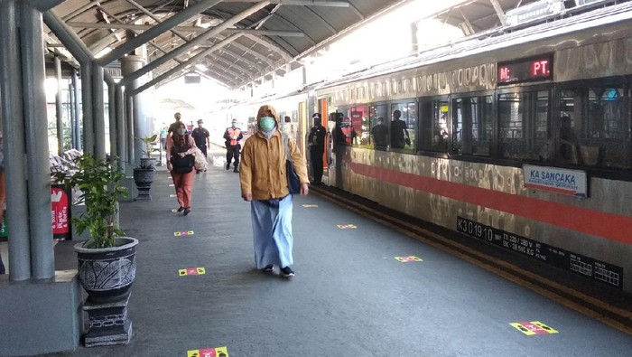 Berdasarkan pantauan, terdapat 950 penumpang yang berangkat menggunakan KA Jarak Jauh  pada hari pertama pengoperasian kembali KA Reguler.