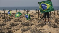Sepuluh baris lubang dibuat di depan hotel Palace Copacabana yang ikonik, dan dihiasi dengan salib hitam dan bendera Brasil kecil.  