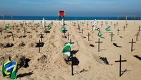 Karena hal itu, para sukarelawan menggali 100 kuburan di Pantai Copacabana di Rio de Janeiro, Kamis (11/6/2020), sebagai pengingat simbolis dari ribuan orang Brasil yang tewas akibat COVID-19.  