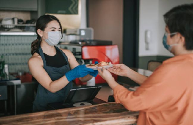 Alat pelindung diri yang wajib dipakai pelayan restoran