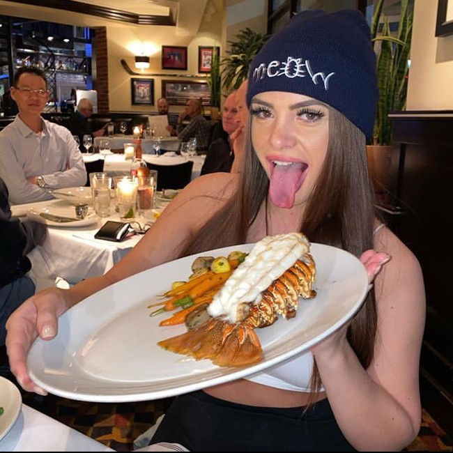 Wanita berambut cokelat ini mendapatkan kekayaan absolut dari kecantikannya. Meskipun tak menyebut besaran nominal yang didapat dari menjadi model, Allison mengungkapkan ia punya banyak uang. Foto: Instagram