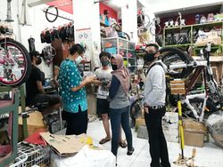 Sepeda Laris Manis Imbas Corona, Pembeli Antre Meski Toko Belum Buka