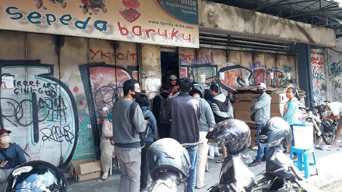 Ramai-ramai Antre Beli Sepeda Meski Toko Belum Buka