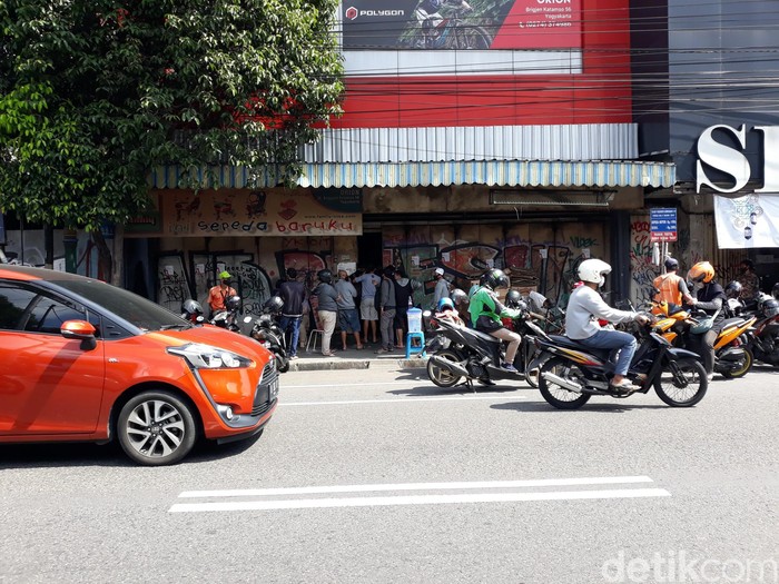 antrean toko sepeda di era new normal