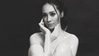 Pose yang diperlihatkan Anya Geraldine selalu menggoda. Foto: Dok. Instagram/anyageraldine