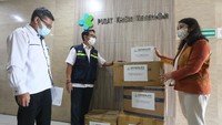 Donasi APD ini berupa 600 paket Hazmat/Coverall Unit, 600 unit Safety Goggles, 600 paket Safety Boots, sarung tangan medis dan masker KN95.