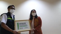 Senior Director and Country General Manager Herbalife Nutrition Indonesia Andam Dewi, Kepala Pusat Krisis Kesehatan Kementerian Kesehatan (Kemenkes) Republik Indonesia Budi Sylvana dan Kepala Bagian Tata Usaha Kemenkes Agus Hendroyono, saat menyerahkan Bantuan Alat Pelindung Diri (APD) di Kementerian Kesehatan Republik Indonesia, Jakarta.