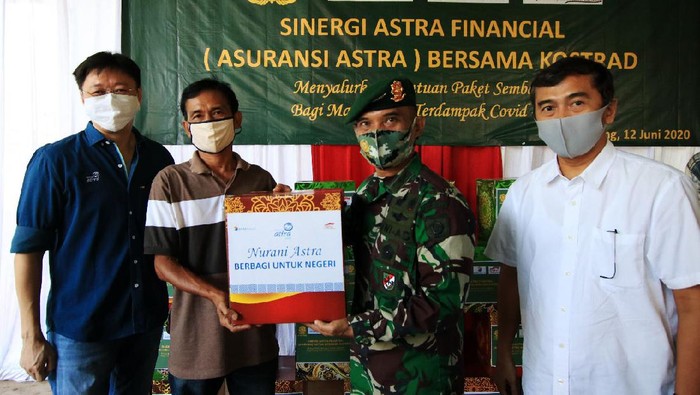 Astra Financial Bantu Warga Terdampak Corona PT Asuransi Astra Buana (Asuransi Astra) secara langsung menyerahkan bantuan sembako sebanyak 1.000 paket kepada masyarakat terdampak Covid-19 di wilayah Kostrad Cibinong @ Rp 200.000, sehingga total bantuan sembako seluruh Astra Financial per 12 Juni 2020 mencapai 74.812 paket (senilai Rp 14,962 miliar).