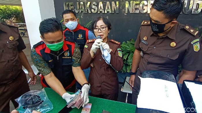 Kejaksaan Negeri (Kejari) Kudus melakukan penggeledahan kantor PDAM Kudus, Kamis (111/6/2020). Selain mengamakan seorang pegawai, Kejari juga menyita uang sebanyak Rp 65 juta.