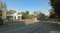 Pasca penggeledahan dan penyegelan oleh kejaksanaan Negeri (Kejari), aktivitas kantor PDAM Kudus pagi ini nampak berbeda. Pintu gerbang tertutup rapat dan dikunci. Karyawan masuk lewat pintu samping.