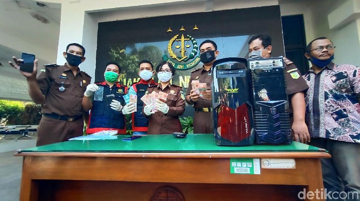 Barang Bukti Penggeledahan Kantor PDAM Kudus Kejaksaan Negeri (Kejari) Kudus melakukan penggeledahan kantor PDAM Kudus, Kamis (111/6/2020). Selain mengamakan seorang pegawai, Kejari juga menyita uang sebanyak Rp 65 juta.