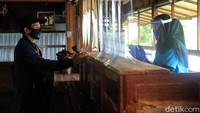 Meski akan kembali dibuka untuk umum, sejumlah protokol kesehatan wajib diterapkan di tempat wisata Glamping Lakeside, Ciwidey, Kabupaten Bandung. Salah satu protokol kesehatan yang diterapkan di tempat wisata itu adalah kewajiban bagi para pengunjung maupun pekerja untuk menggunakan masker. Muhammad Iqbal/Dok. Detikcom.