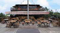 Penerapan physical distancing itu salah satunya dilakukan di Resto Pinisi yang berada di area Glamping Lakeside, Ciwidey. Kursi-kursi di resto itu sebagian diberi tanda silang sebagai tanda untuk penerapan jaga jarak. Tanda tersebut diharapkan dapat membantu dan mengingatkan pengunjung untuk tetap menjaga jarak. Muhammad Iqbal/Dok. Detikcom.