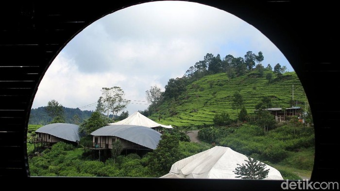 Begini Persiapan Glamping Lakeside Ciwidey yang Akan Dibuka Besok Destinasi wisata Glamping Lakeside di Ciwidey, Bandung, rencananya akan kembali dibuka esok. Protokol kesehatan pun disiapkan jelang pembukaan tempat wisata itu
