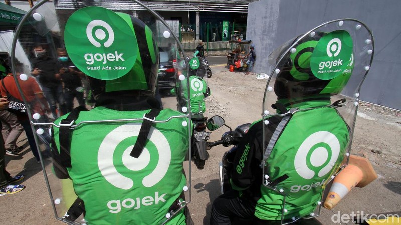 Mulai minggu ini, GoRide melakukan uji coba penggunaan sekat pelindung untuk para drivernya. Sekat ini berfungsi meminimalisasi penyebaran virus melalui droplet.