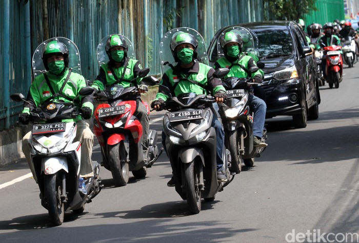 Mulai minggu ini, GoRide melakukan uji coba penggunaan sekat pelindung untuk para drivernya. Sekat ini berfungsi meminimalisasi penyebaran virus melalui droplet.