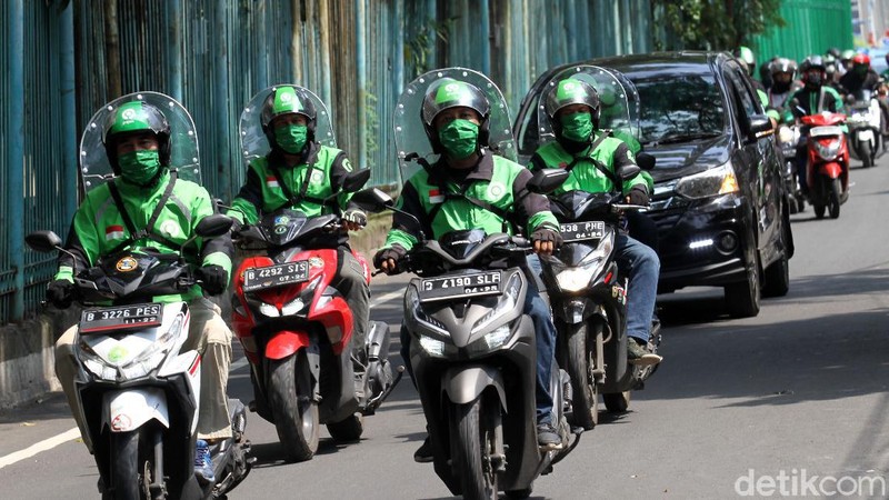 Mulai minggu ini, GoRide melakukan uji coba penggunaan sekat pelindung untuk para drivernya. Sekat ini berfungsi meminimalisasi penyebaran virus melalui droplet.