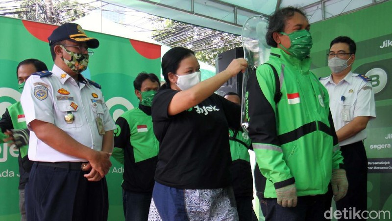 Mulai minggu ini, GoRide melakukan uji coba penggunaan sekat pelindung untuk para drivernya. Sekat ini berfungsi meminimalisasi penyebaran virus melalui droplet.