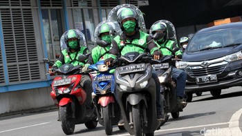 Para driver Go-Jek mulai memakai sekat pelindung.