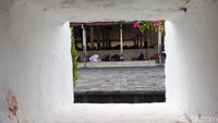 Pantauan detikcom, siang ini, suasana salat Jumat di Masjid Gedhe Kauman tidak seramai biasanya. Apalagi, dalam pelaksanaan salat tersebut jemaah menerapkan physical distancing.