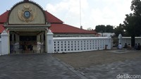 Untuk menghindari penumpukan jemaah, setelah adzan berkumandang pintu masuk ke masjid dikunci. Hal tersebut membuat beberapa warga terpaksa salat Jumat di luar pagar.