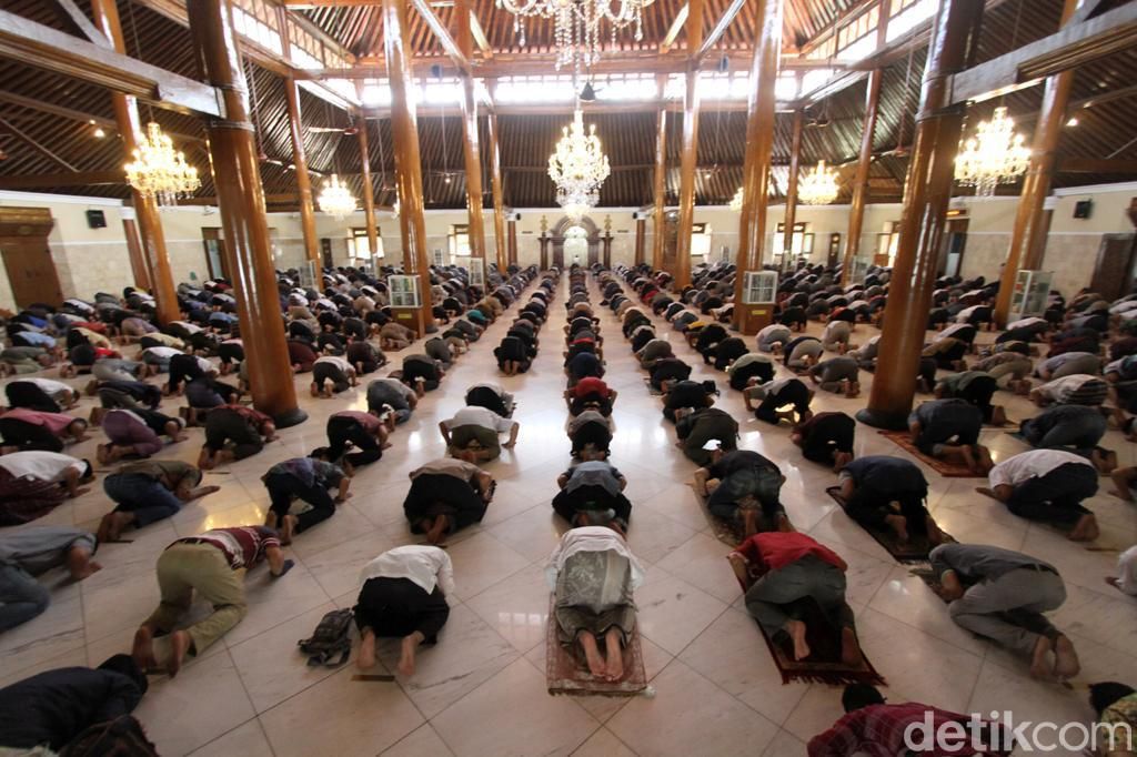 Ibadah Salat Jumat kembali digelar di sejumlah tempat di indonesia. Berikut foto-foto suasana Salat Jumat yang digelar dari Magelang, Yogyakarta dan Solo.