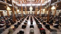Begini Suasana Salat Jumat dari Magelang Hingga Solo