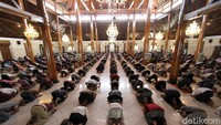 Sejumlah masjid di Solo mulai menggelar salat Jumat perdana hari ini. Hal tersebut menyusul terbitnya Perwali Kota Solo No 10 Tahun 2020 yang membolehkan masjid kembali menggelar ibadah dengan protokol kesehatan. Agung Mardika/detikcom.