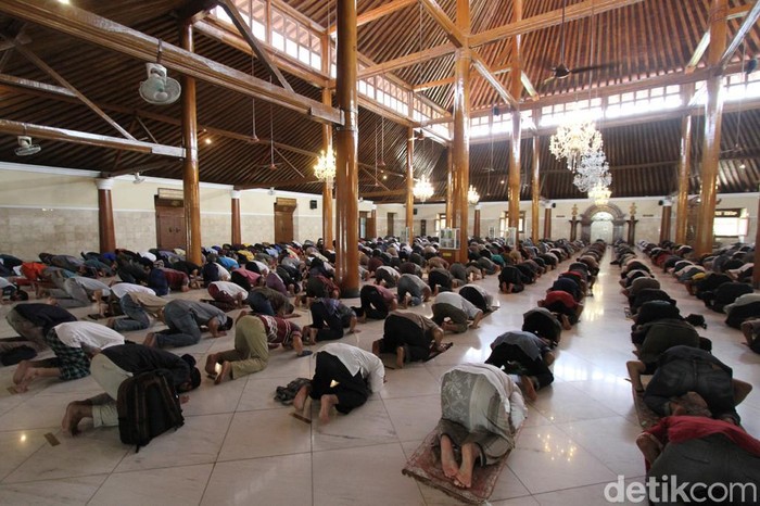 Ibadah Salat Jumat kembali digelar di sejumlah tempat di indonesia. Berikut foto-foto suasana Salat Jumat yang digelar dari Magelang, Yogyakarta dan Solo.