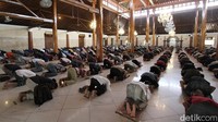 Di Masjid Agung Surakarta, terlihat berbeda dari biasanya. Saf jemaah pun telah diberi tanda agar berjarak sekitar 1 meter. Dengan sistem jaga jarak, jemaah terlihat memenuhi bagian dalam hingga serambi masjid. Agung Mardika/detikcom.