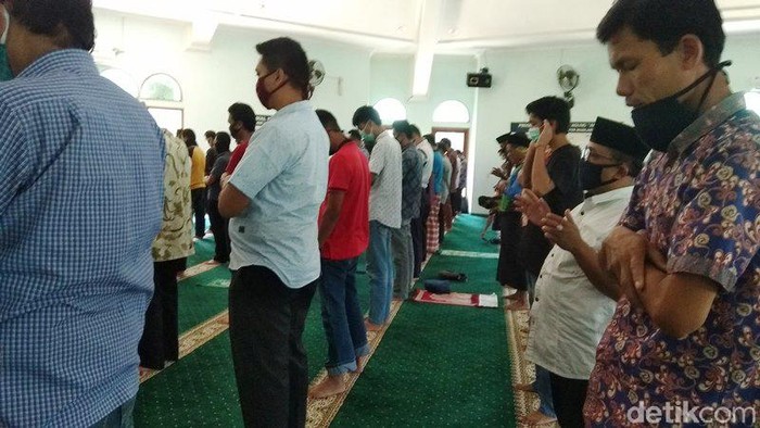Begini Suasana Salat Jumat dari Magelang Hingga Solo Ibadah Salat Jumat kembali digelar di sejumlah tempat di indonesia. Berikut foto-foto suasana Salat Jumat yang digelar dari Magelang, Yogyakarta dan Solo.
