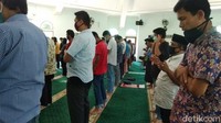 Masjid Agung An-Nuur, Kota Mungkid, Kabupaten Magelang melaksanakan salat Jumat berjemaah hari ini. Jemaah antusias melaksanakan salat Jumat yang pertama semenjak sempat ditiadakan karena pandemi virus Corona atau COVID-19. Eko Susanto/detikcom.