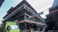 Pasar ini sendiri baru resmi dibuka pada 15 Juni mendatang, namun hari ini mereka nampak mulai berdagang.