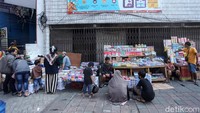 Kios-kios di sini nampak mulai membuka tokonya.