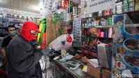 Para pemilik toko juga mewajibkan pembeli menggunakan masker.