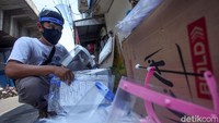 Penjual face shield juga napak mulai menjamur.