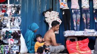Seorang pedagang dikerok saat menggelar lapaknya.