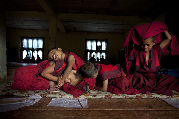 Perbatasan internasional Bhutan pun masih belum dibuka. Kecuali untuk lalu lintas barang-barang pokok dan pemulangan warga negaranya. Warga negara yang baru pulang dari luar negeri harus menerapkan karantina yang lebih lama bisa 21 hari lho! Paula Bronstein/Getty Images for Lumix  