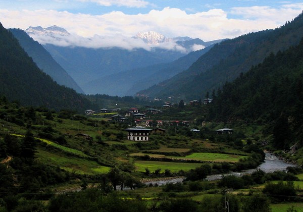Semua ini tentang pariwisata berkelanjutan dan kerangka filosofi pengembangan Gross National Hapiness (GNH). Adanya latas belakang ini membuat mereka percaya bahwa membuka pariwisata Bhutan akan lebih mudah dibandingkan dengan destinasi lainnya. Istimewa/dok.himalayan-dreams.com  
