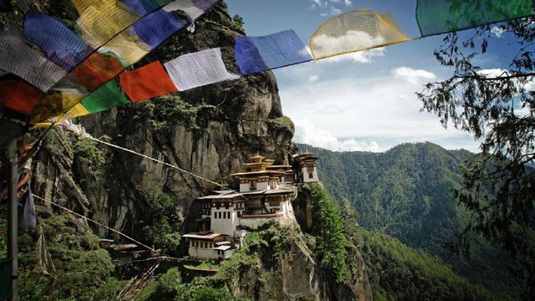 Saat pandemi Corona menyerang dunia, Bhutan dengan cepat menutup seluruh akses ke negeranya untuk mencegah penyebaran. Sampai hari ini, hanya ada 2 kasus Corona yang terkonfirmasi oleh Bhutan, itu pun berasal dari turis. Istimewa/dok.andbeyond.com  